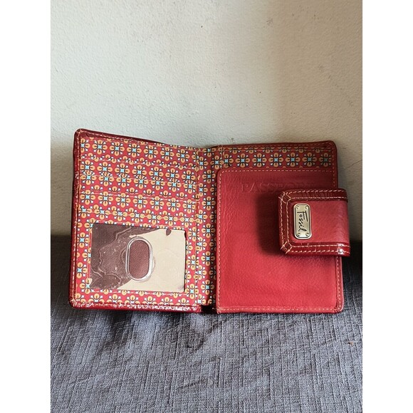 Fossil 5 1/2" x 4" (Folded) Red Leather Bi-Fold Passport Wallet Stained - Picture 3 of 8